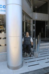 Si bien el ingreso a este edificio del centro de Temuco cuenta con una rampa, el pilar genera un obstáculo para quienes ingresan con silla de ruedas.