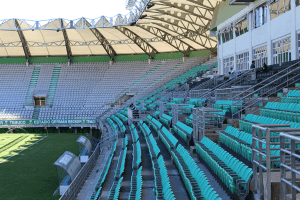 El estadio cuenta con espacios para que las personas usuarias de sillas de ruedas puedan asistir al estadio.