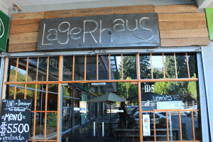 El bar Lagerhaus, ubicado en el Paseo Los Suizos de Avenida Alemania en Temuco destaca por su accesibilidad.