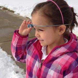 niña usando google glass