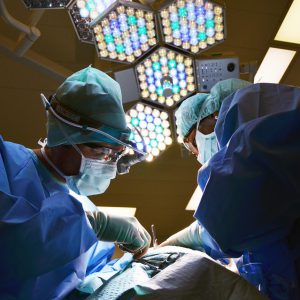 En la imagen, médicos en medio de una operación.